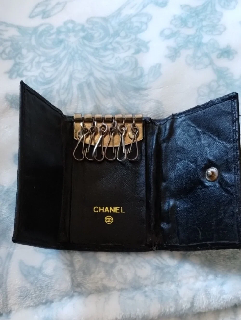 CHANEL Black Quilted Leather Key Case with Gold CC Emblem - Picture 2 of 6